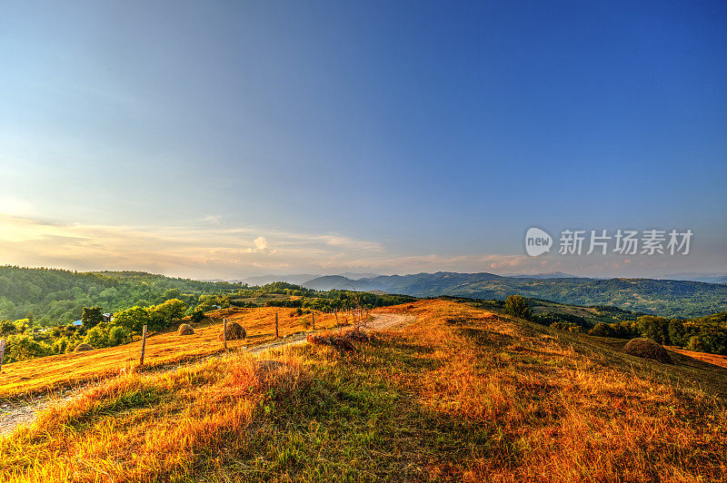 美丽的夏末景观- HDR图像